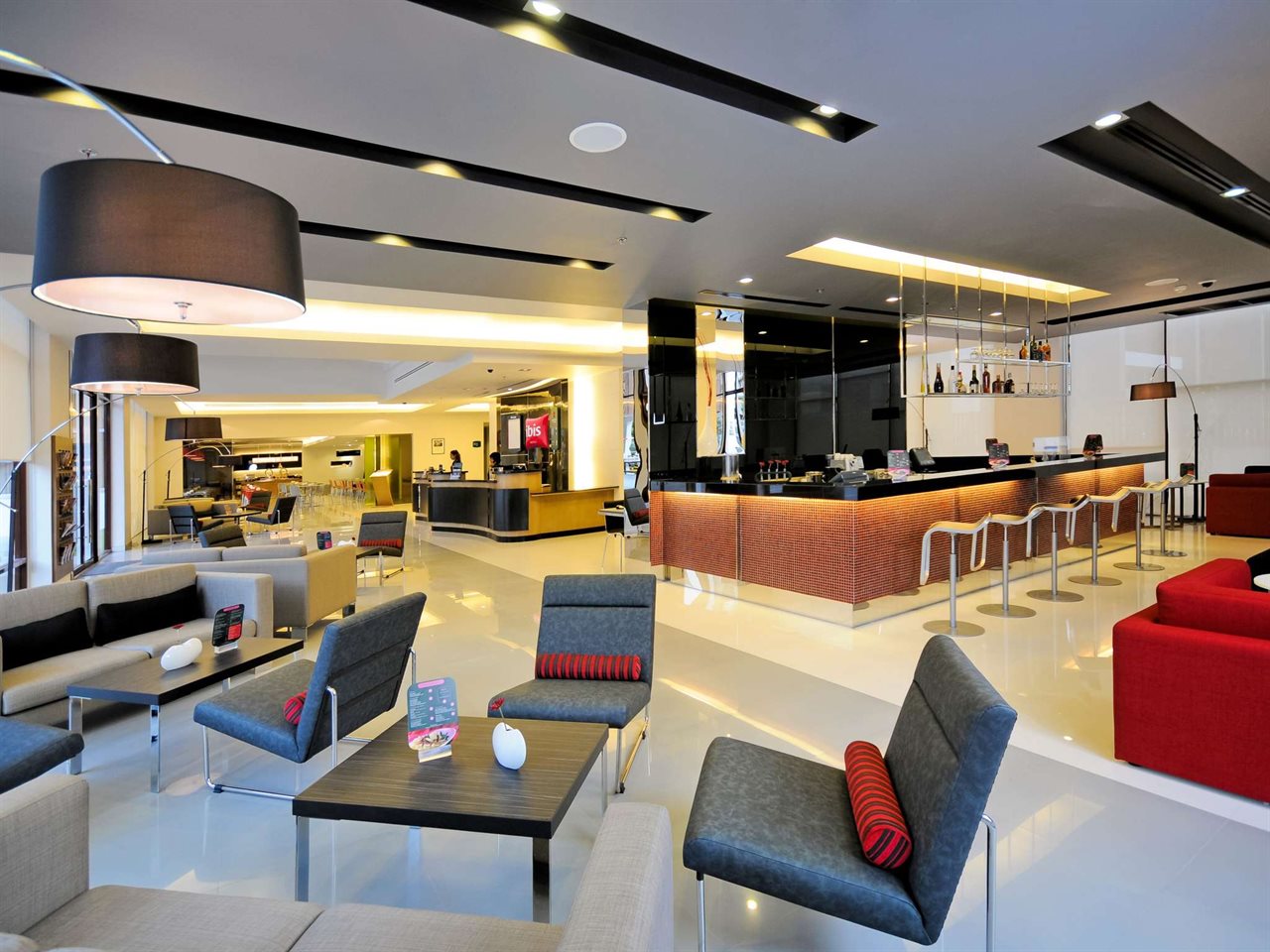 ล็อบบี้และบาร์ ibis Bangkok Sukhumvit 4 โซฟาแดงดำ