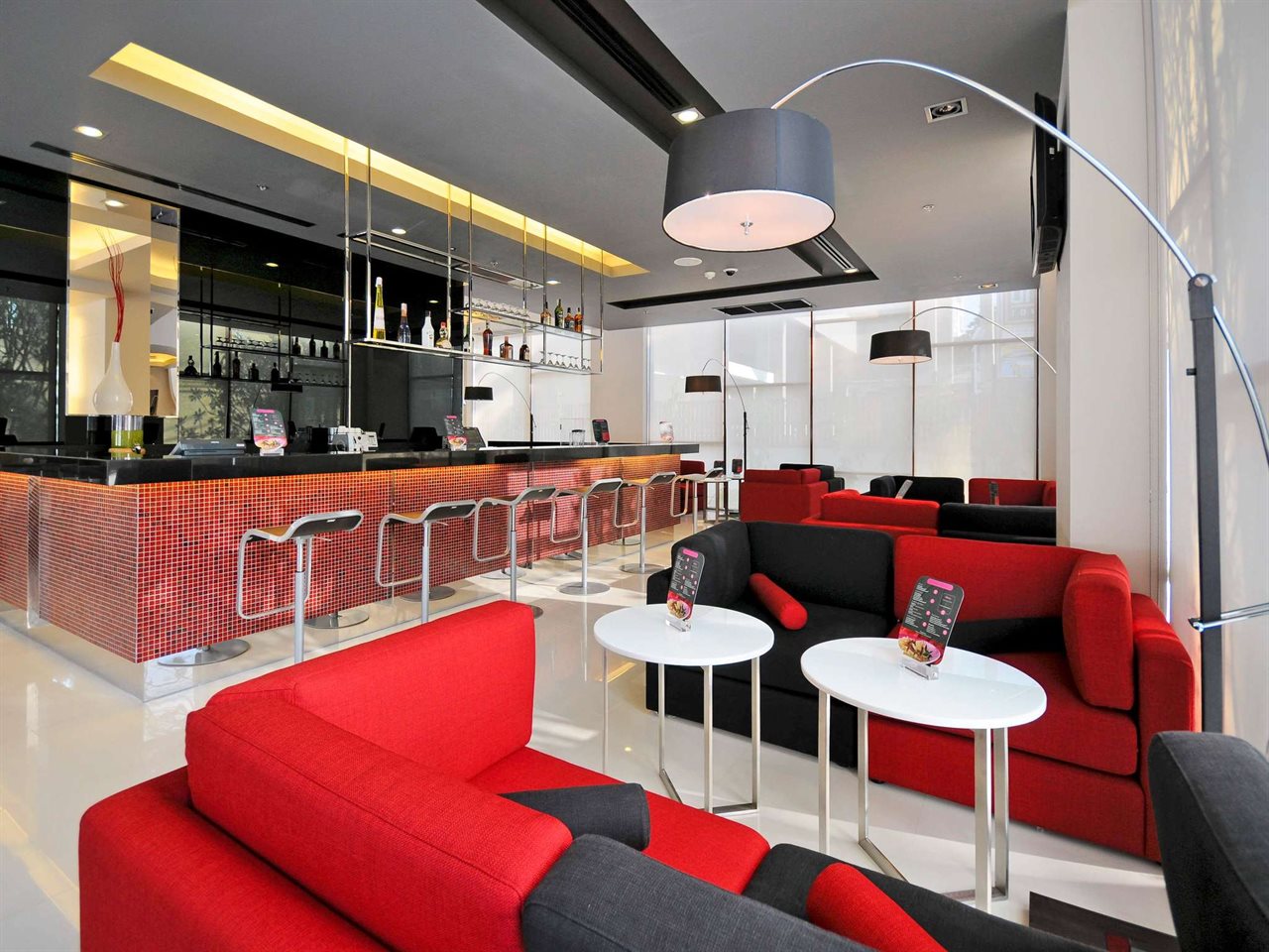 บาร์ในล็อบบี้ ibis Bangkok Sukhumvit 4 โซฟาสีแดงตามแบบ ibis
