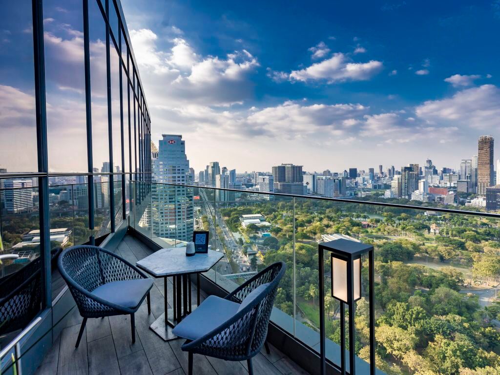 ระเบียงห้องพักวิวสวนลุมพินีและย่านการเงินสาทร