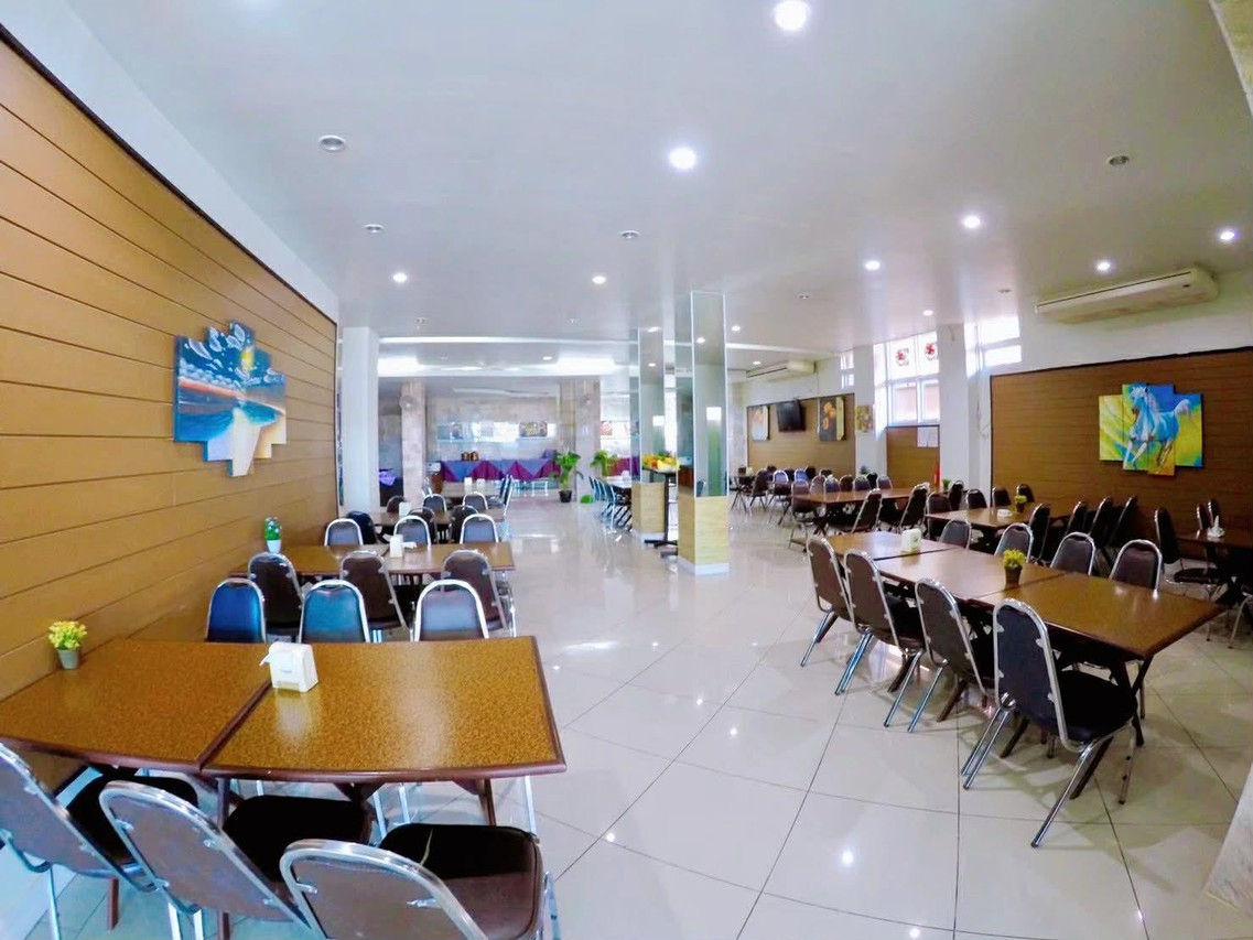 ร้านอาหารและพื้นที่นั่งทานชั้นล่างของโรงแรม