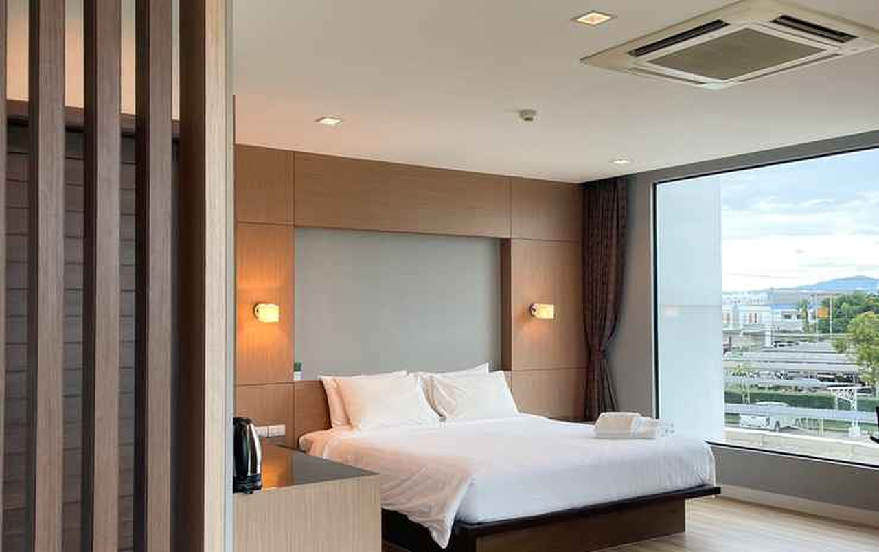 ห้อง Grand Deluxe กระจกบานใหญ่มองเห็นตัวเมืองบึงกาฬและภูเขาไกลๆ