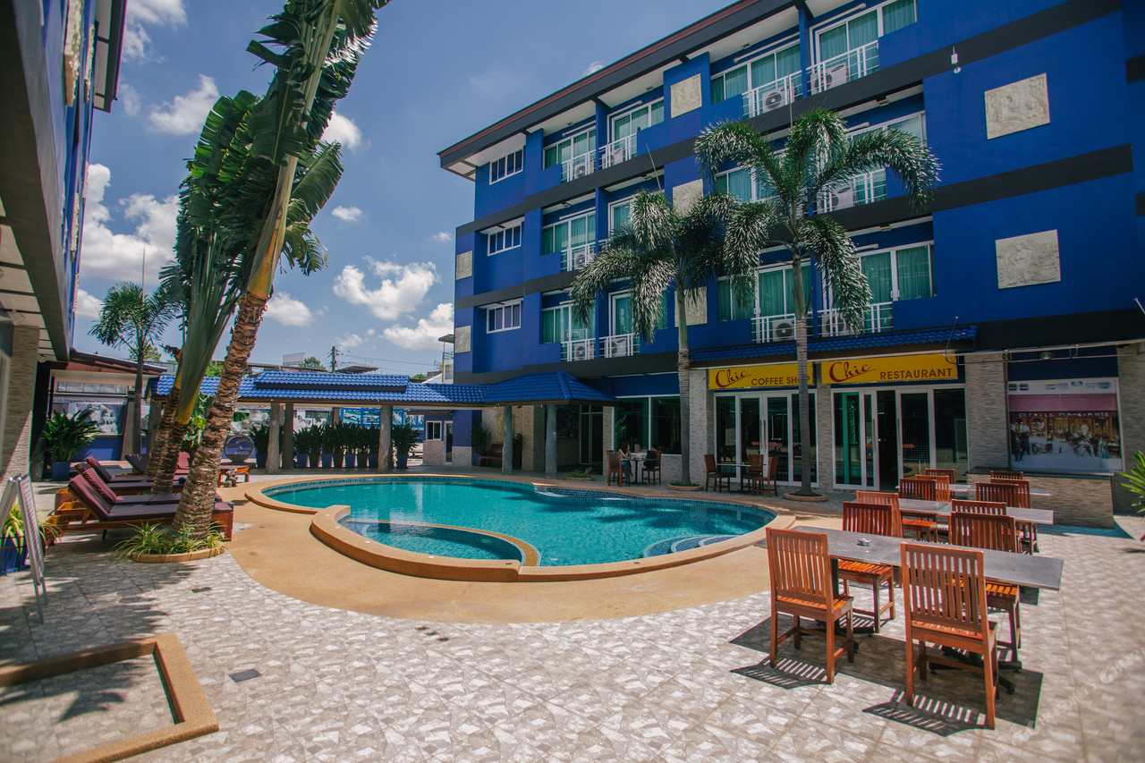 สระน้ำเกลือกลางแจ้งและตึกสีน้ำเงินของ Best Western Royal Buriram