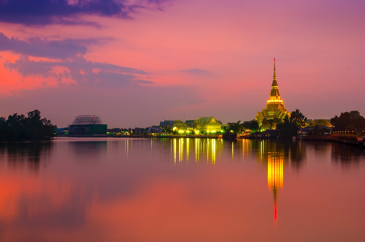 วัดโสธรวรารามวรวิหาร ริมแม่น้ำบางปะกงยามพระอาทิตย์ตก แลนด์มาร์กคู่เมืองฉะเชิงเทรา