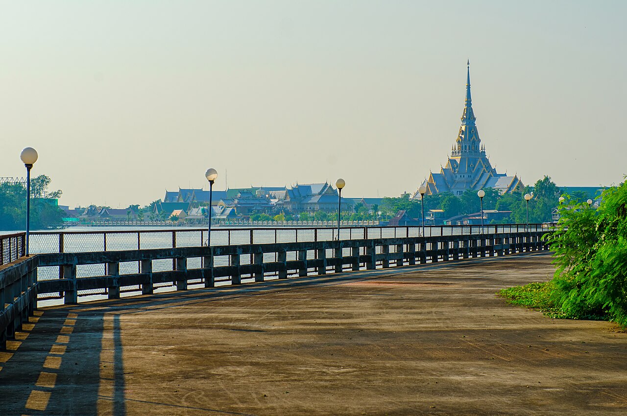 พระอุโบสถวัดโสธรฯ ทรงไทยสีขาว มองจากทางเดินริมแม่น้ำบางปะกง