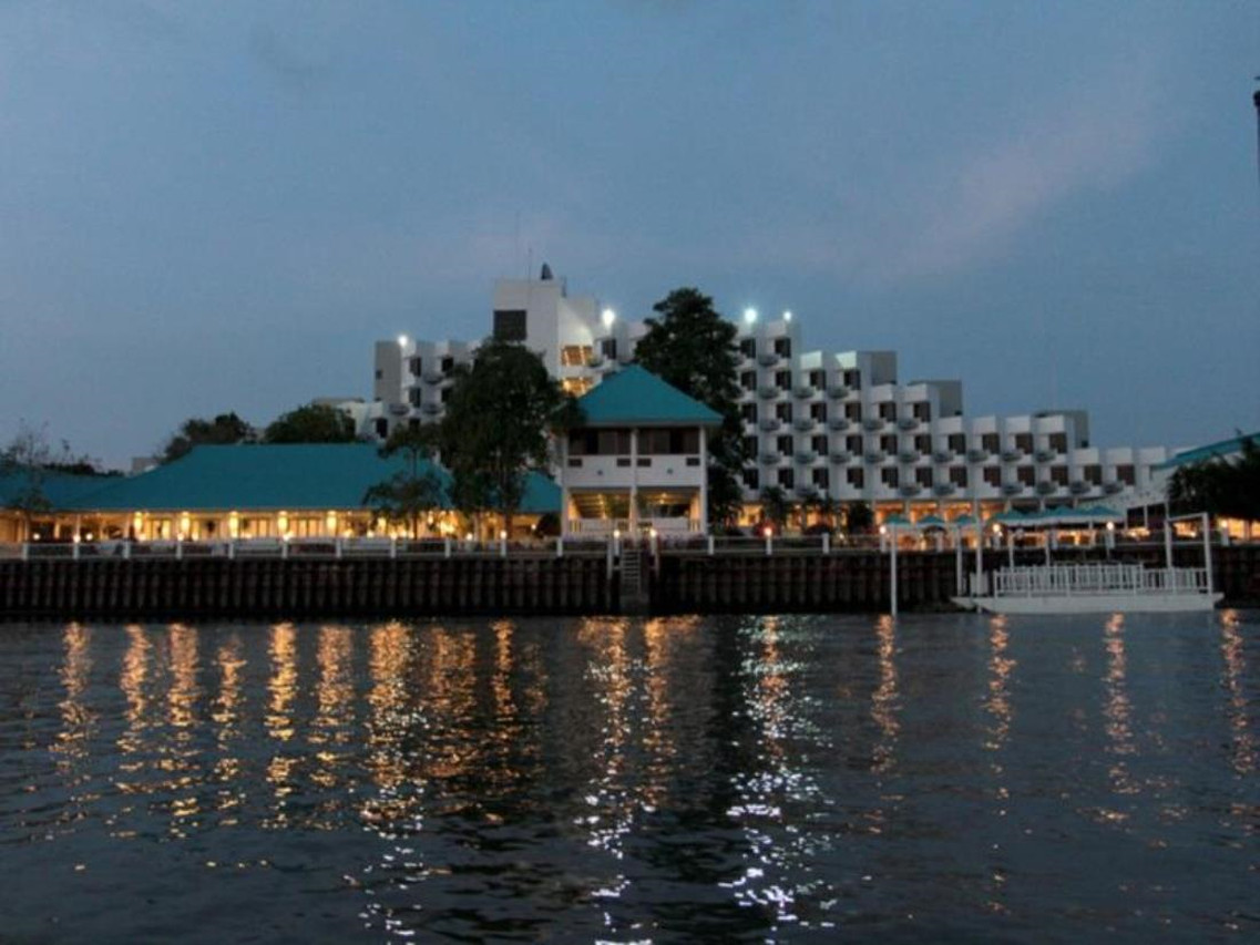 Suntara Wellness Resort ริมแม่น้ำบางปะกงยามเย็น มองจากฝั่งน้ำ