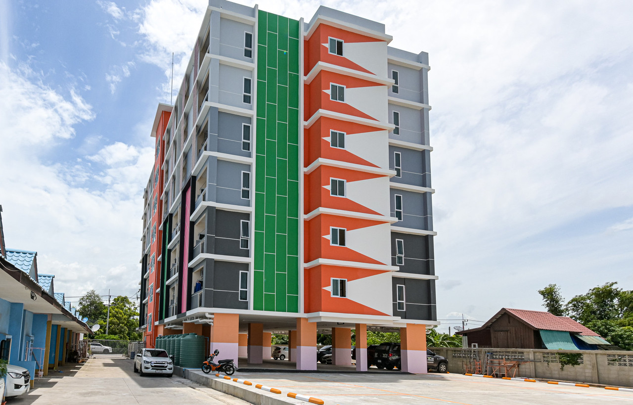 อาคาร The Wish Hotel ฉะเชิงเทรา ตึกใหม่ลายเขียว-ส้ม มีที่จอดรถชั้นล่าง
