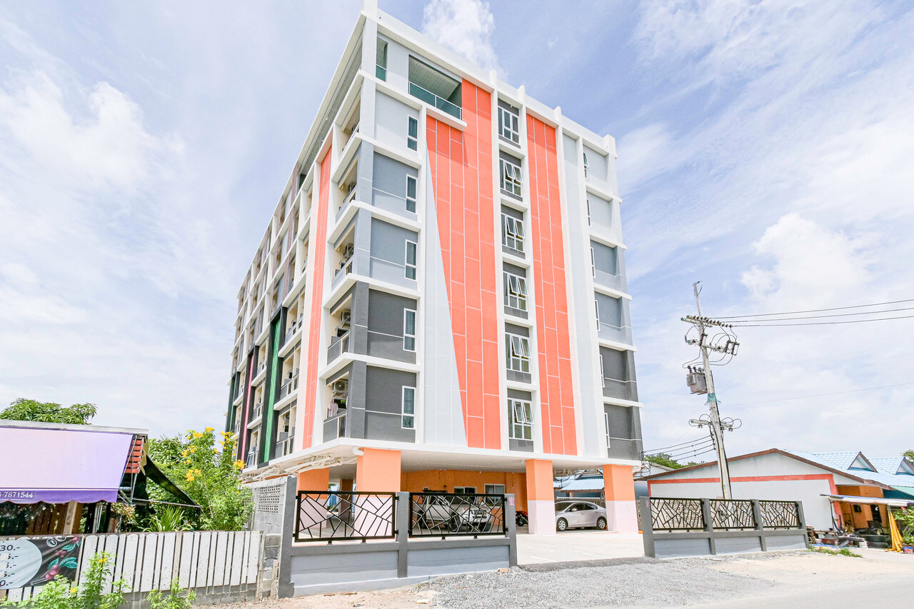 มุมด้านข้างอาคาร The Wish Hotel ย่านบางพระ