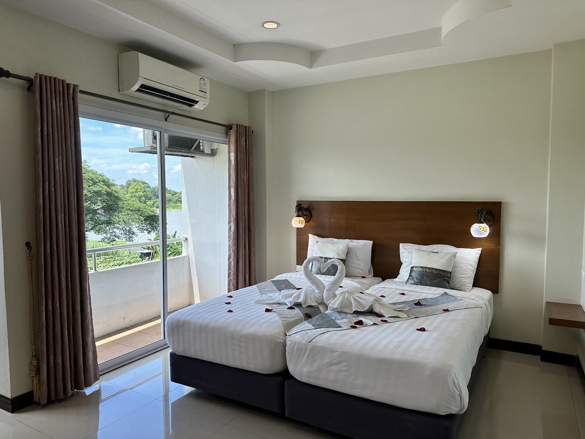 ห้องเตียงคู่ระเบียงวิวแม่น้ำเจ้าพระยาที่ Chaophayathara Riverside ชัยนาท
