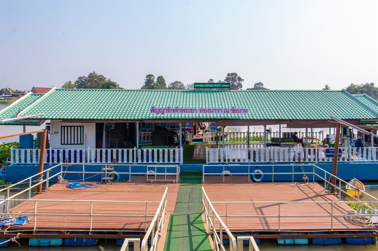 เรือทองนาวาของรีสอร์ทสำหรับล่องแม่น้ำเจ้าพระยา