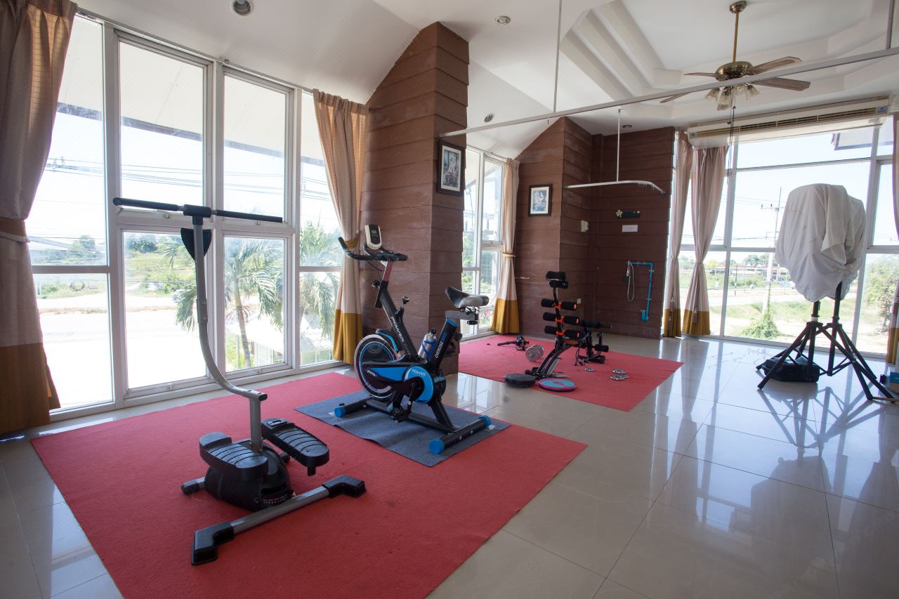 ห้องฟิตเนสกระจกรอบด้าน วิวทุ่งนาขอบเมืองชัยภูมิ