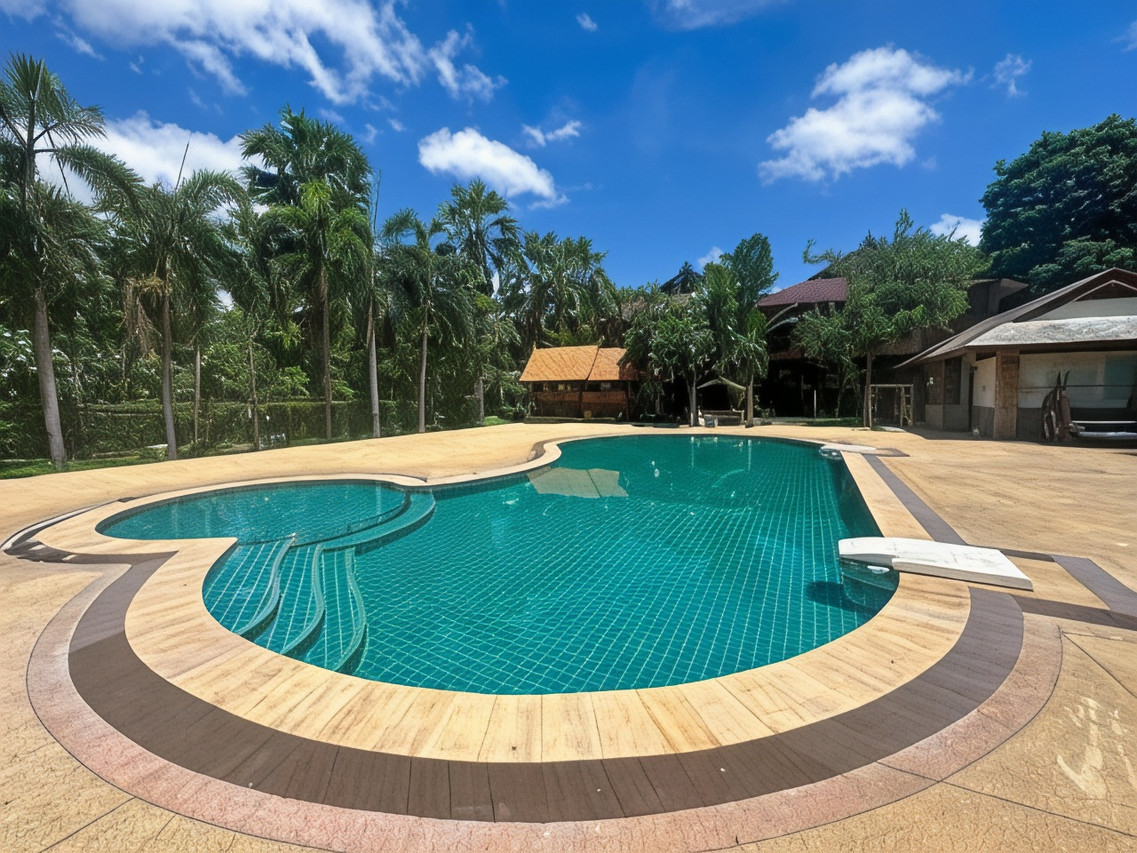 สระว่ายน้ำกลางแจ้งทรงโค้งล้อมต้นปาล์ม Siam River Resort ชัยภูมิ