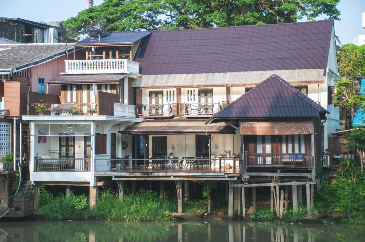เรือนไม้ Baan Luang Rajamaitri ริมแม่น้ำจันทบูร มองจากฝั่งตรงข้าม