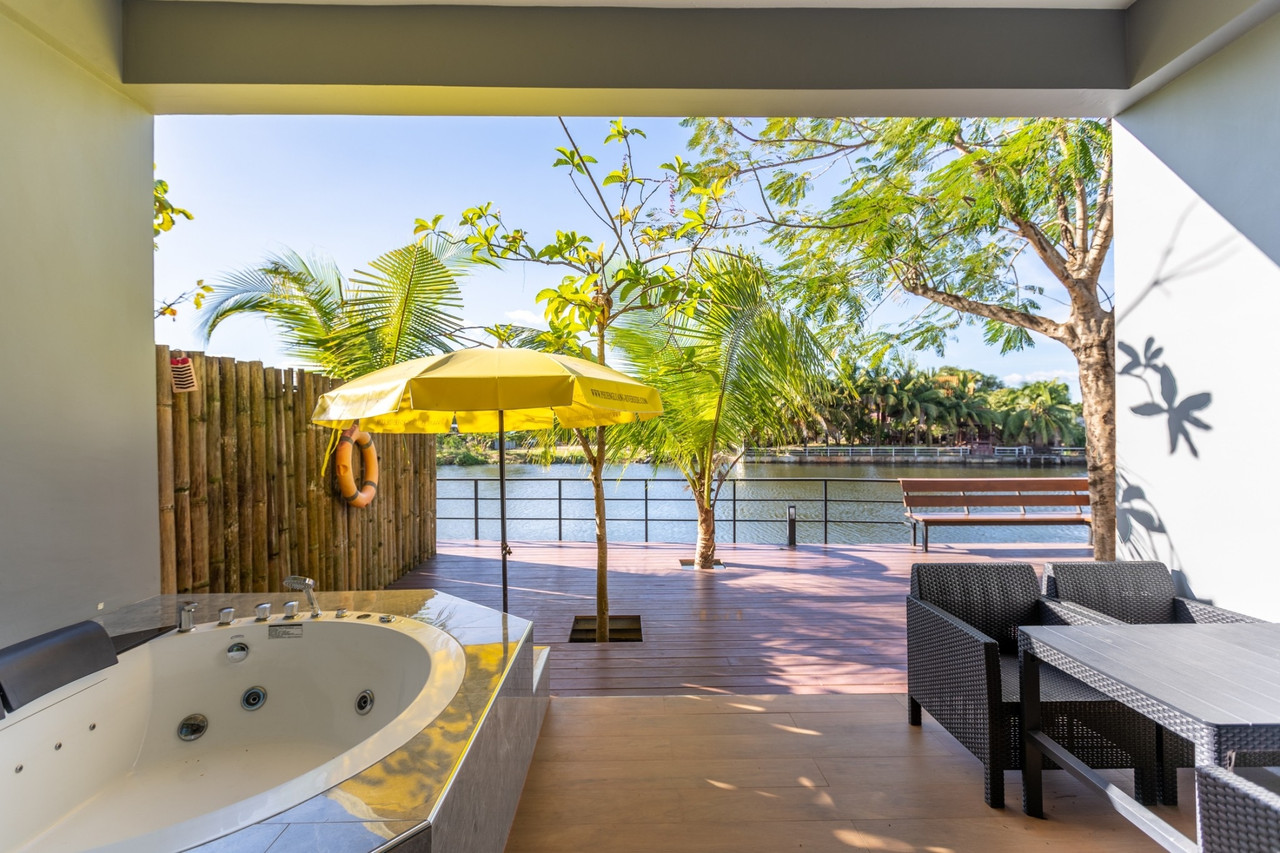ห้องสวีทมี Jacuzzi กลางแจ้งบนระเบียงไม้ติดริมแม่น้ำ