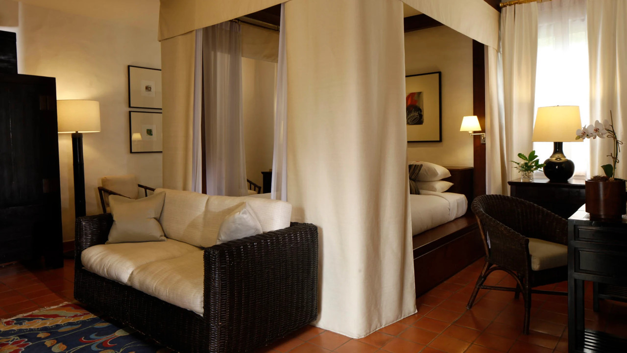 ห้องพักสไตล์มรดกล้านนา เตียง Four-poster เฟอร์นิเจอร์โบราณ