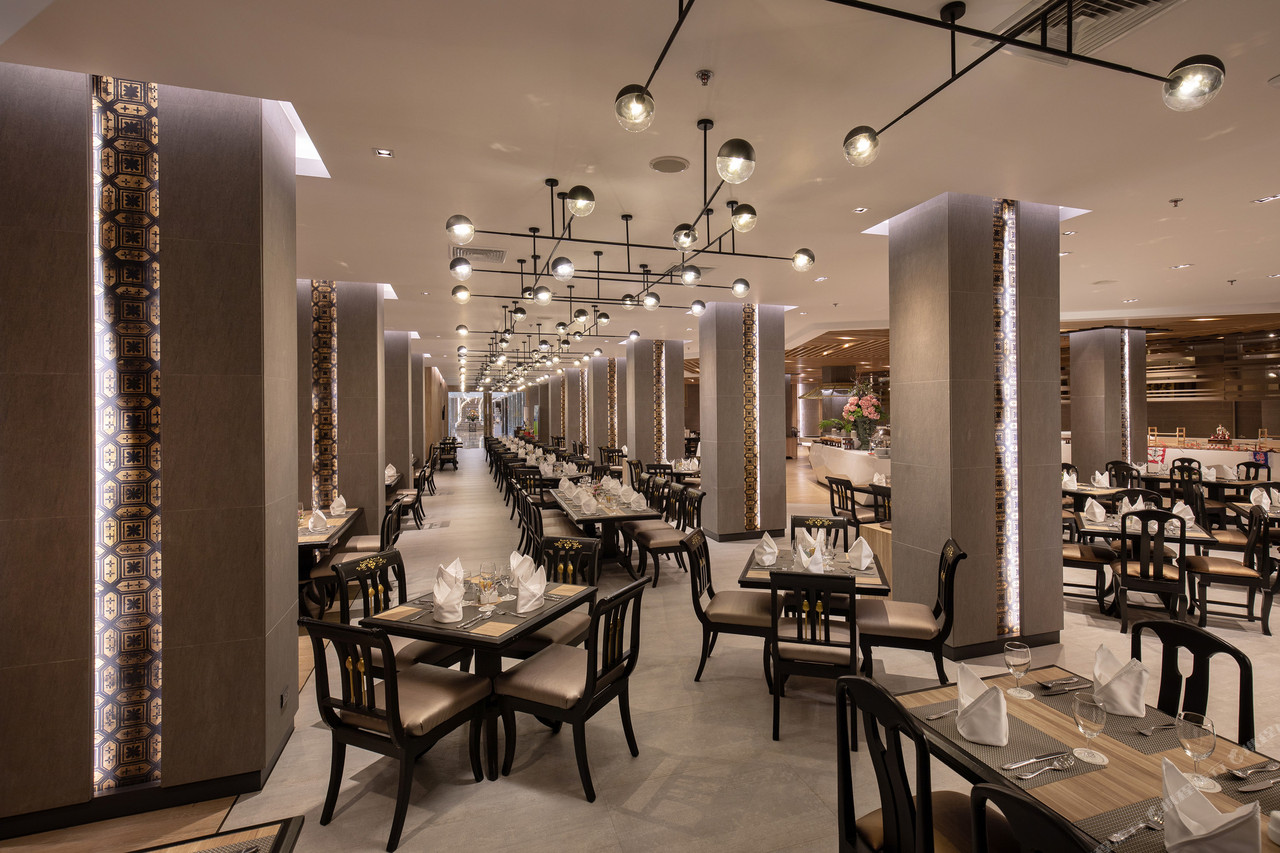 ห้องอาหาร All-Day Dining กับเสาลาย Lanna สีทอง