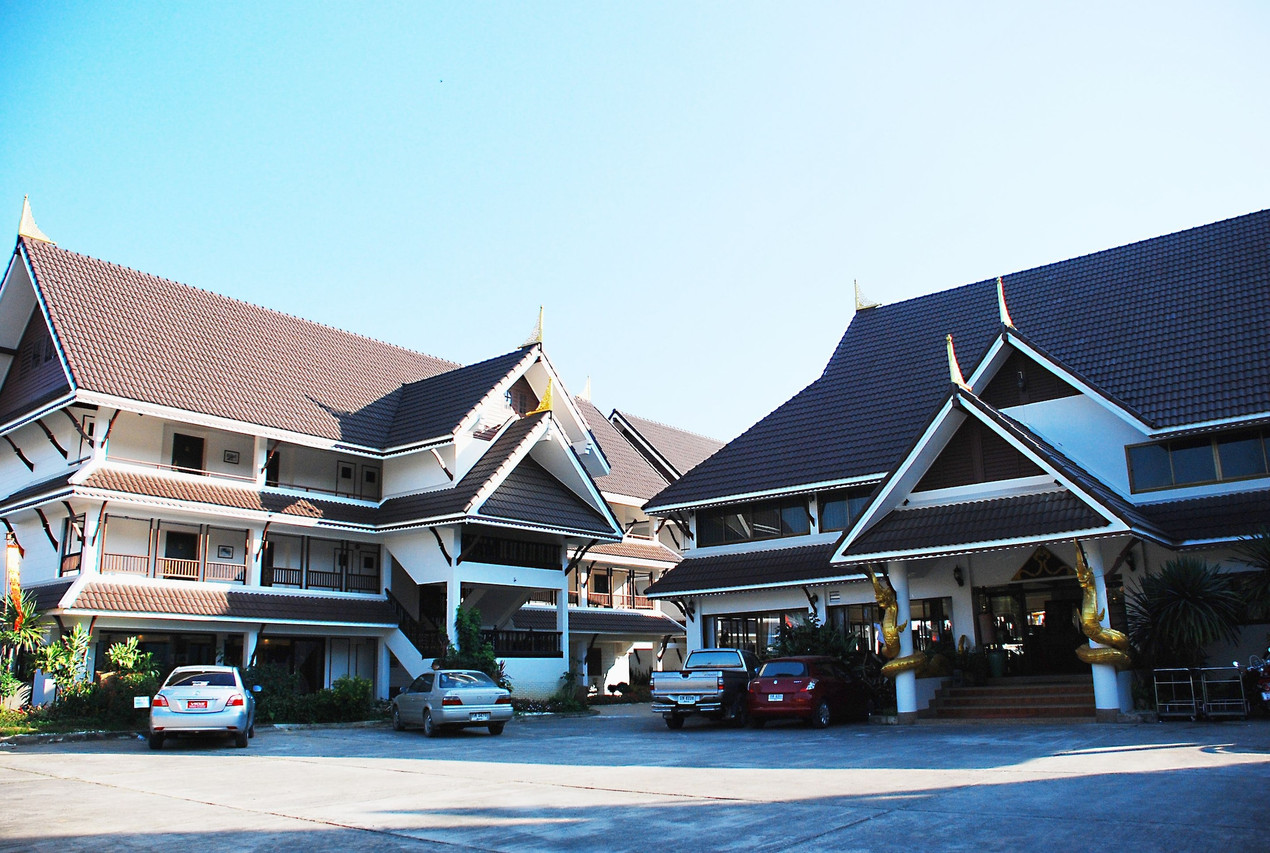 อาคารไม้สักหลังคาทรงล้านนาของ Nak Nakara Hotel เชียงราย