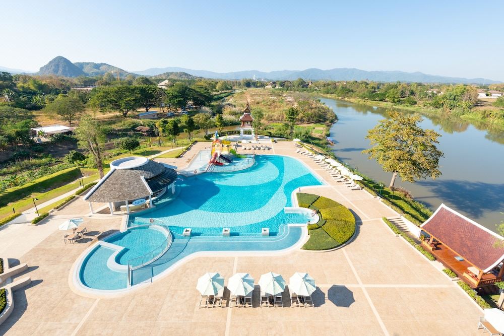 มุมสูงแสดงสระว่ายน้ำและ water park ของ The Riverie by Katathani ริมแม่น้ำกก