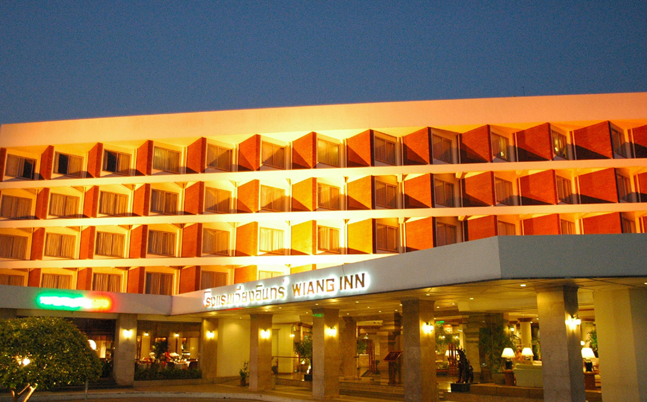 ตึก Wiang Inn Hotel เชียงรายเปิดไฟยามค่ำ มีป้ายโรงแรมเวียงอินทร์