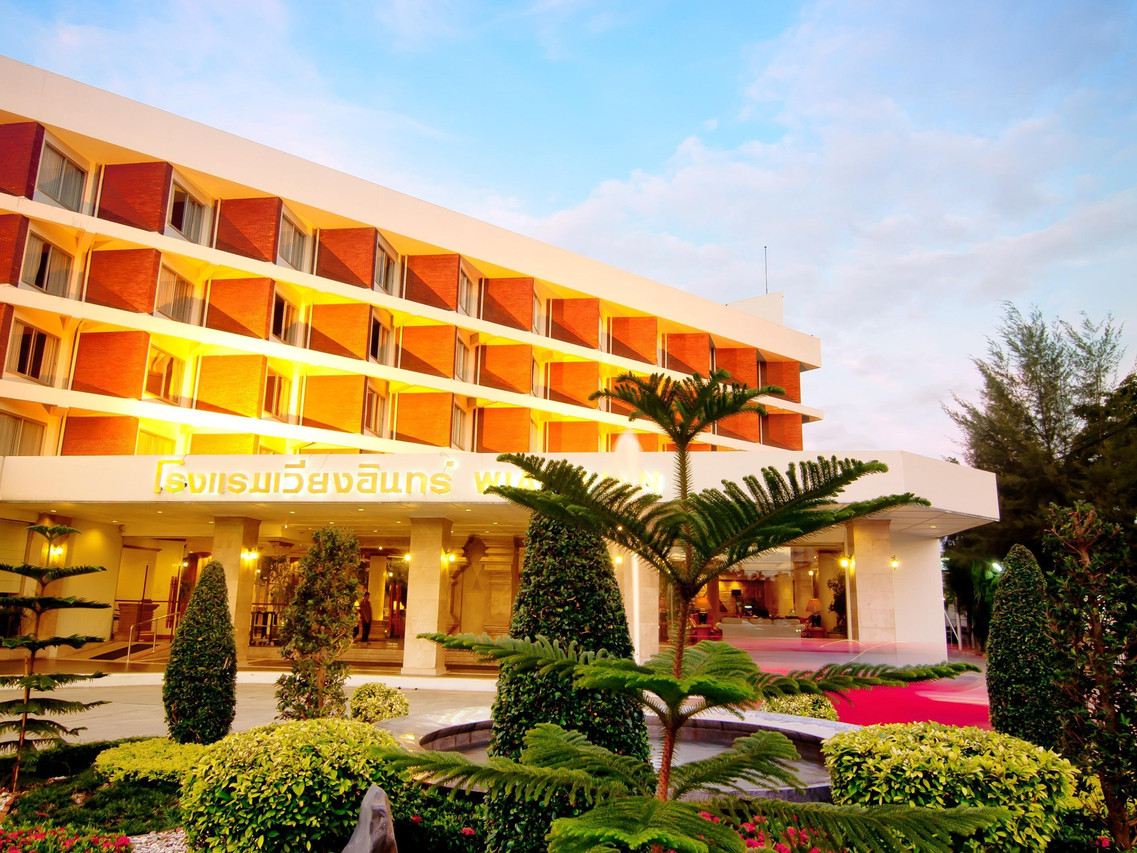 ทางเข้าหน้าโรงแรม Wiang Inn พร้อมสวนหย่อมช่วงเย็น