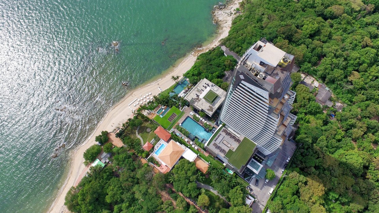มุมสูงแสดง Cape Dara Resort Pattaya บนแหลมนาเกลือ ติดหาดส่วนตัวและอ่าวพัทยา