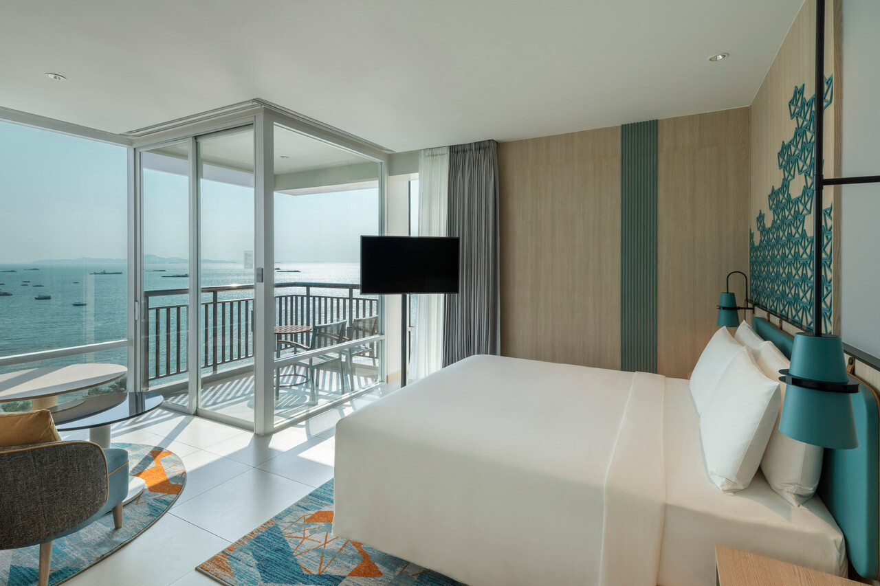 Sea-view room with private balcony overlooking Pattaya Bay at Holiday Inn Pattaya