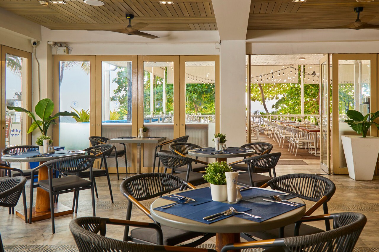 The Beach Club Restaurant ริมทะเลแบบเปิดโล่ง