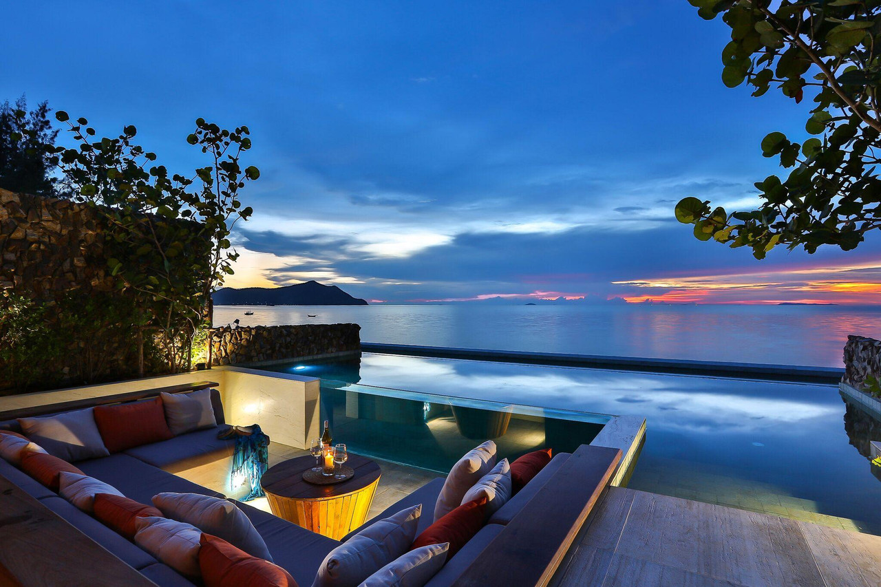 สระ infinity ริมทะเลของ U Pattaya ช่วงพระอาทิตย์ตก