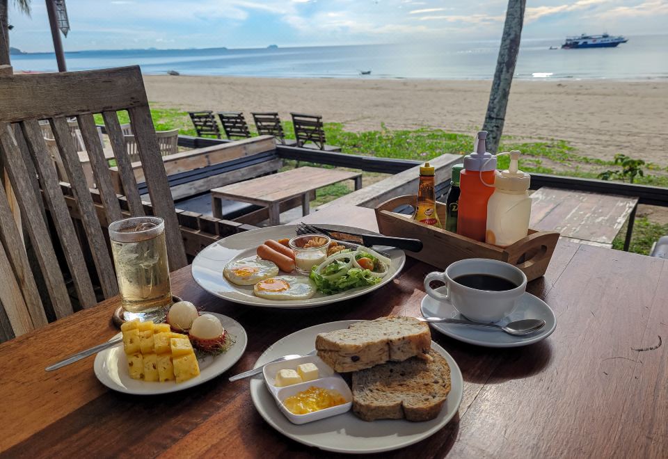 มื้อเช้าริมหาด มองเห็นทะเล เกาะ และเรือไกลๆ ที่ Chumphon Cabana