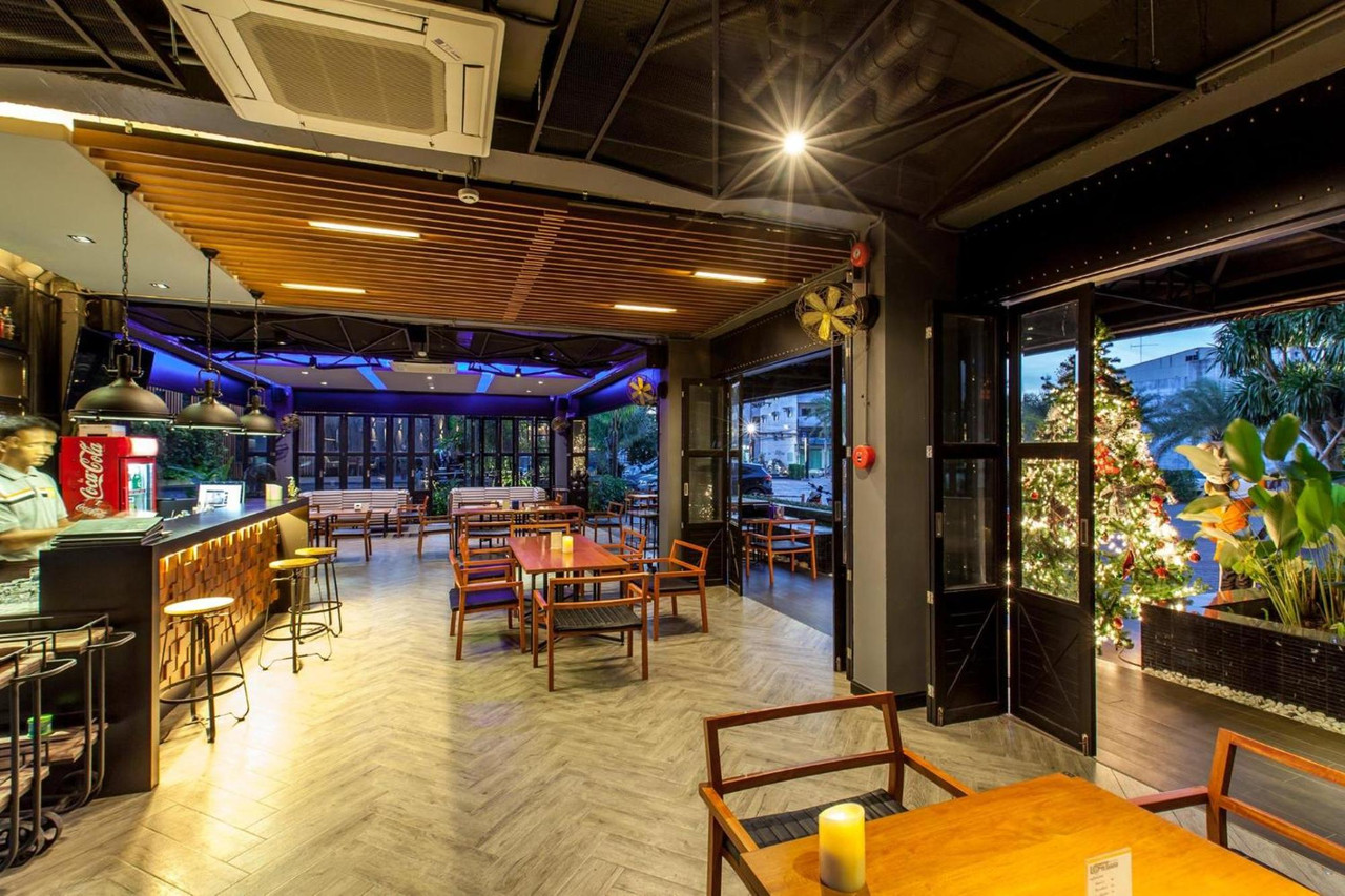 คาเฟ่ Coffee Mania และร้านอาหารดีไซน์อินดัสเทรียล
