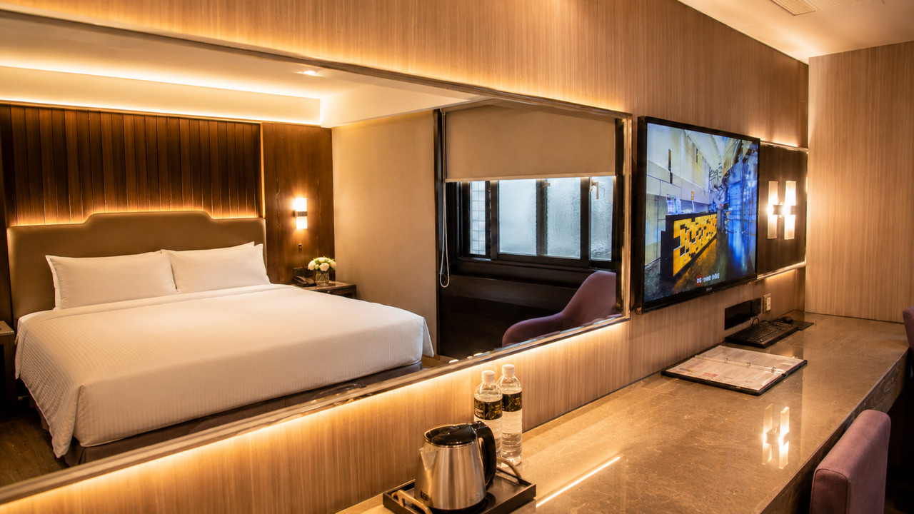ห้องพัก Deluxe แสงอบอุ่น เตียงใหญ่ กระจกขนาดใหญ่ The Cloud Hotel เกาสง