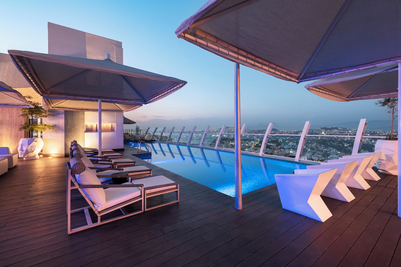 สระลอยฟ้า B.I.T.S. Rooftop Lounge ชั้น 26 Hard Rock Hotel Guadalajara วิวเมือง