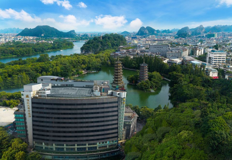 รีวิว Lijiang Waterfall Hotel Guilin
