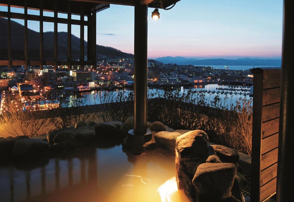 ออนเซ็นกลางแจ้ง (rotenburo) บนดาดฟ้า La Vista Hakodate Bay วิวอ่าวและเมืองยามค่ำ