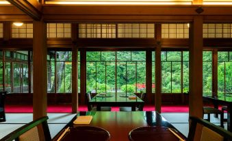 ห้องอาหารพร้อมวิวสวนญี่ปุ่น The Fujiya Hotel