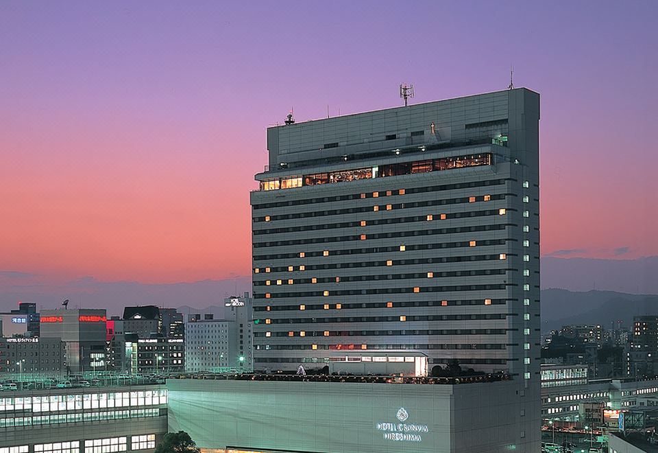 Hotel Granvia Hiroshima มุมมองยามค่ำคืน ตึกสูงติดสถานีฮิโรชิม่า