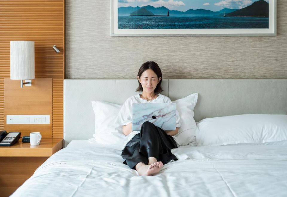 ห้องพักสไตล์โมเดิร์นของ Sheraton Grand Hiroshima วิวทะเลเซโตะและภูเขา
