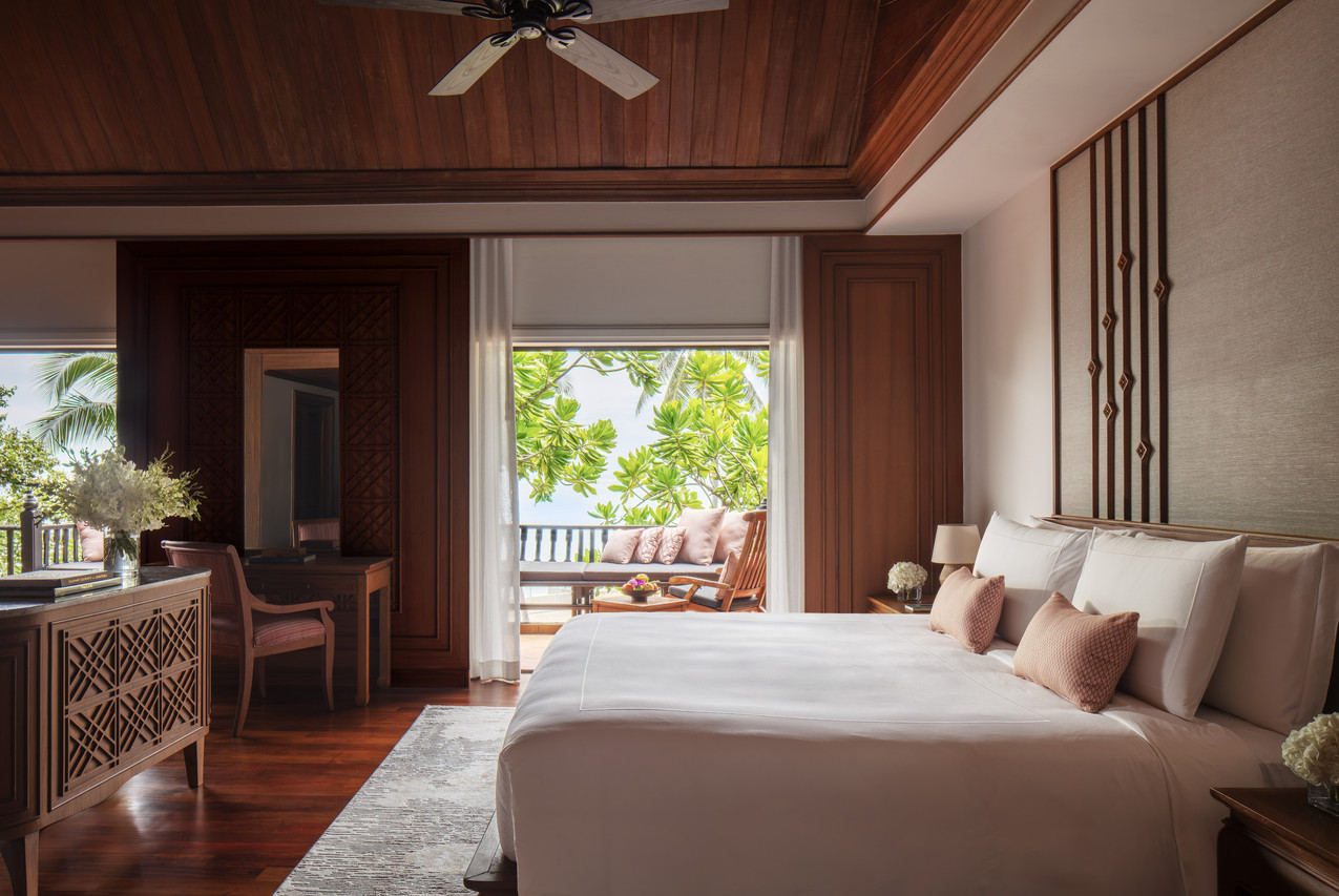 ห้องพักวิวทะเลของ Anantara Hua Hin ตกแต่งไม้สักและผ้าไหมไทย