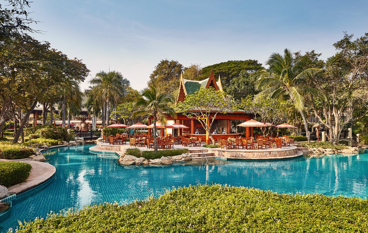 ศาลาไทยหลังคาเขียวริมสระลากูนที่ Hyatt Regency Hua Hin