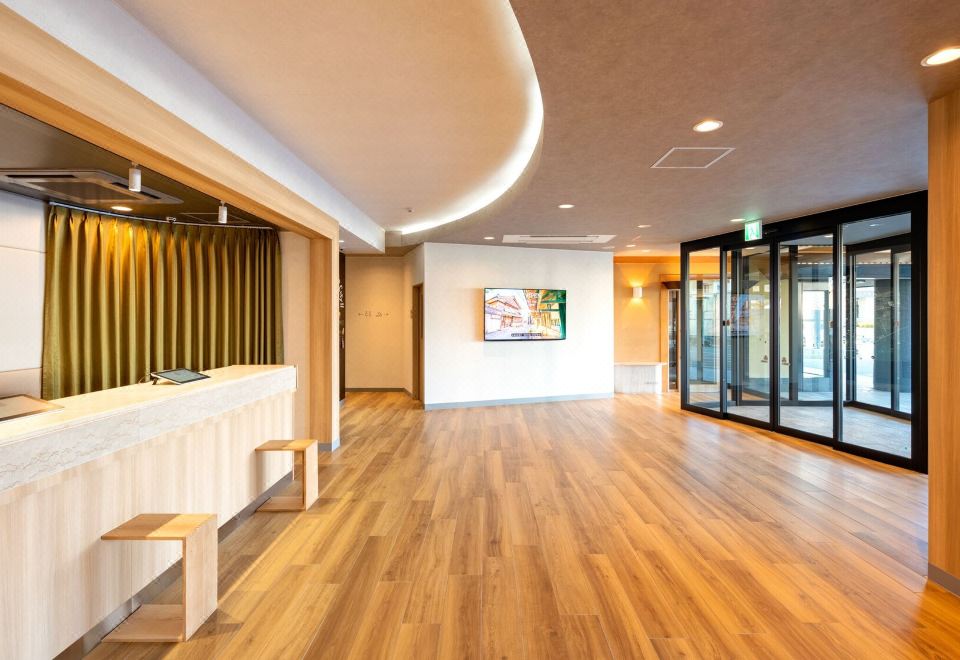 ล็อบบี้เคาน์เตอร์ไม้สีอุ่นสไตล์ญี่ปุ่นสมัยใหม่ EN HOTEL Ise