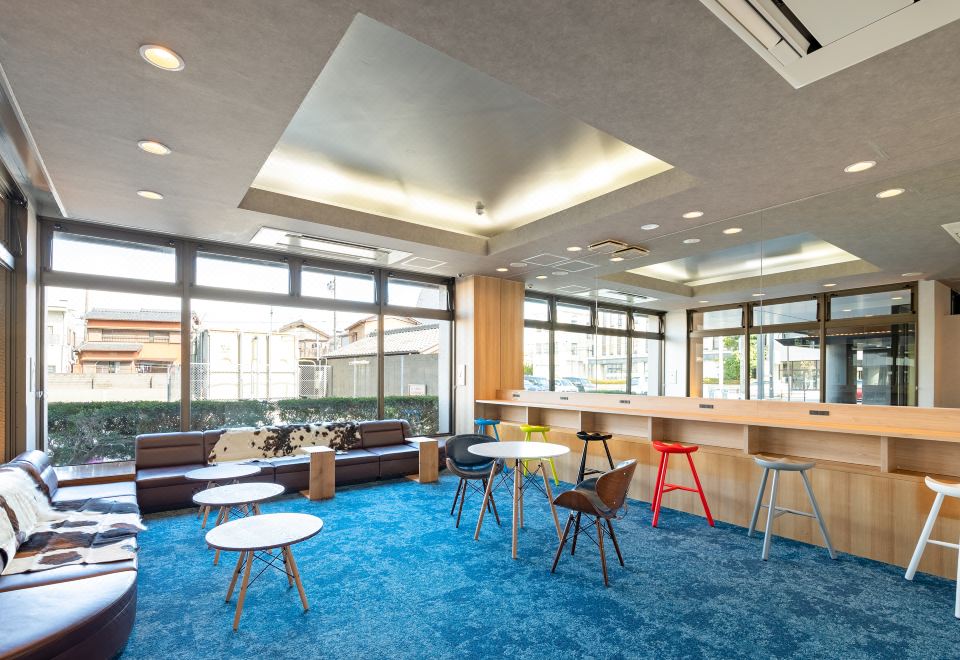 Shared lounge ตกแต่งใหม่ปี 2023 เก้าอี้หลากสี วิวถนนอิเสะ EN HOTEL