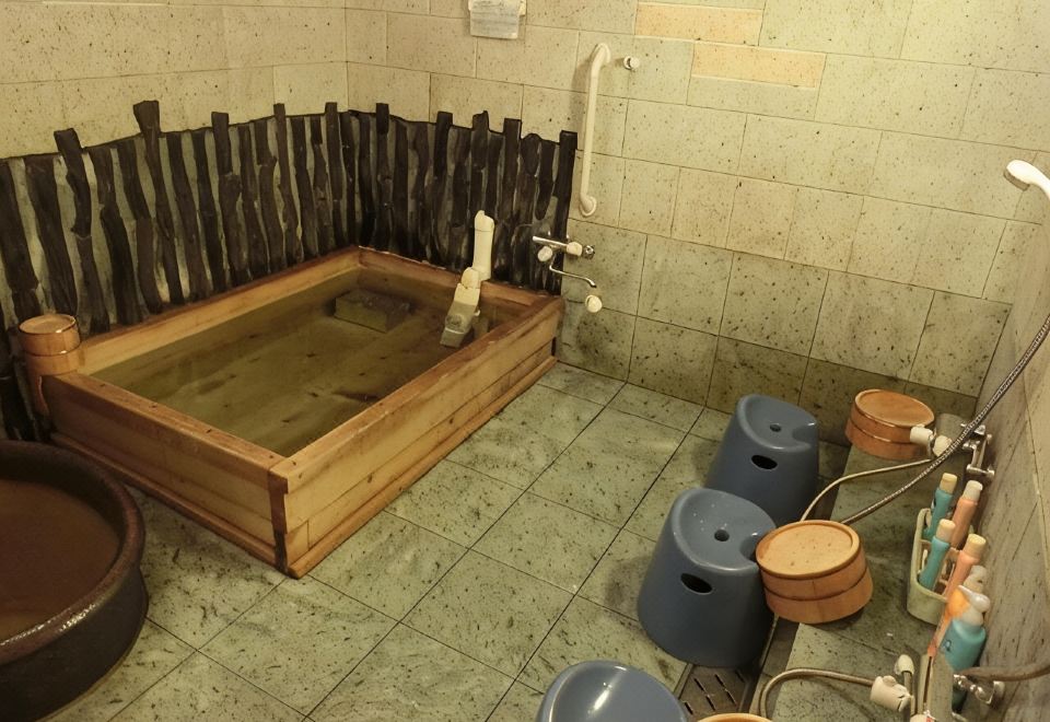 อ่างอาบน้ำสไตล์ญี่ปุ่นดั้งเดิมฝาผนังไม้ไผ่ อ่างสาธารณะของ Hoshidekan อิเสะ