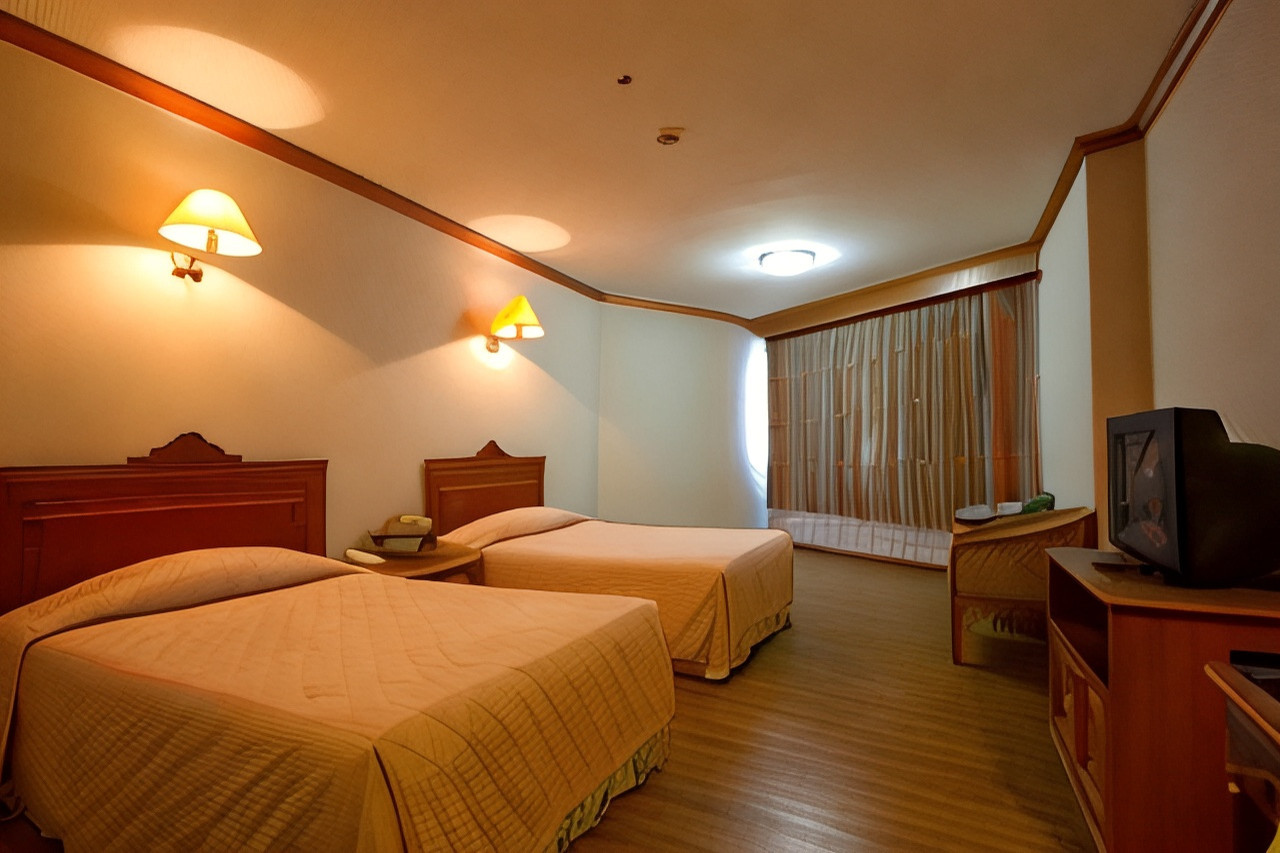 ห้องพักเตียงคู่ของ Rimpao Hotel โทนไม้อุ่นๆ