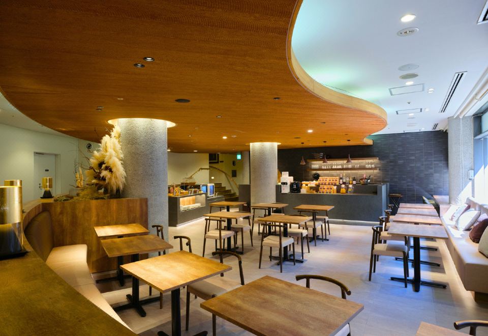 ห้องอาหาร Restaurant Co WeBase Kamakura เพดานไม้โค้งทันสมัย