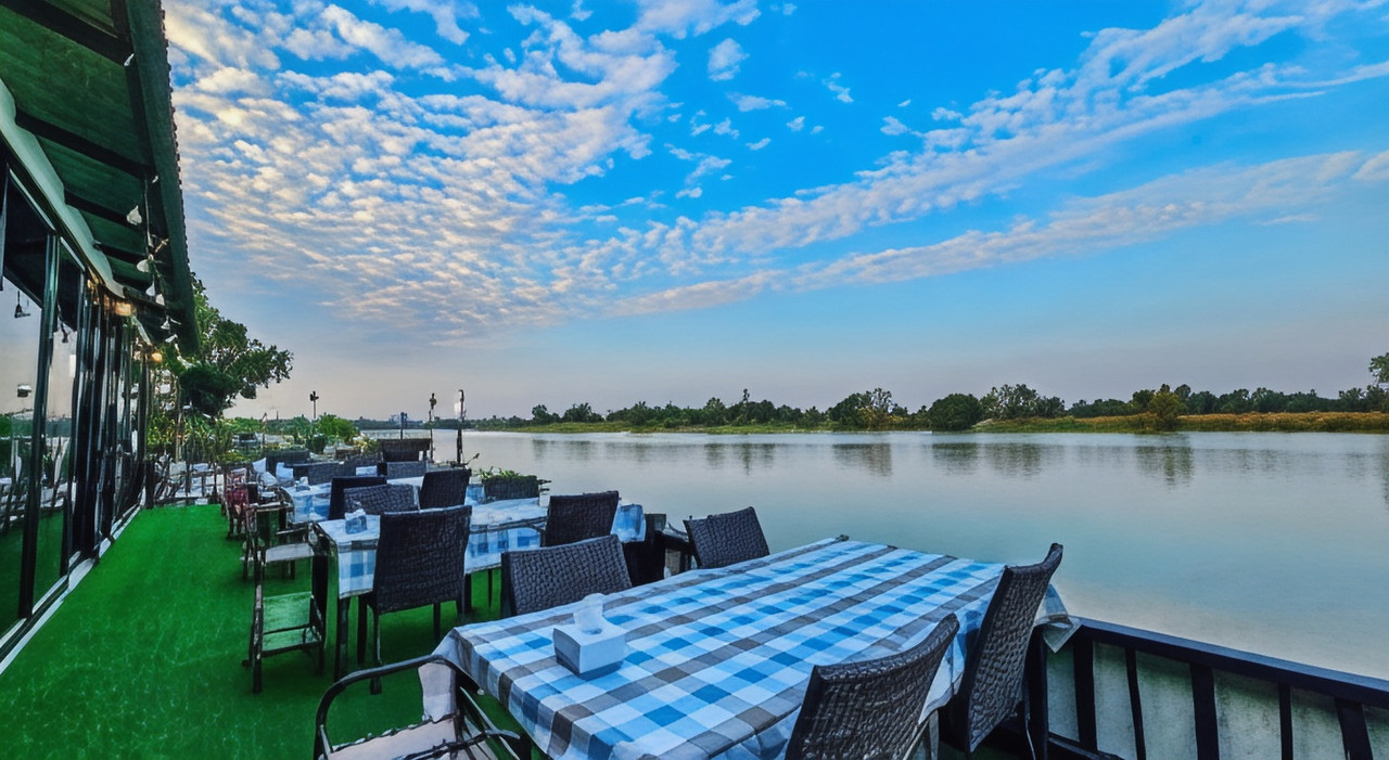 ระเบียงร้านอาหารริมน้ำ โต๊ะผ้าลายสก็อต วิวแม่น้ำปิง