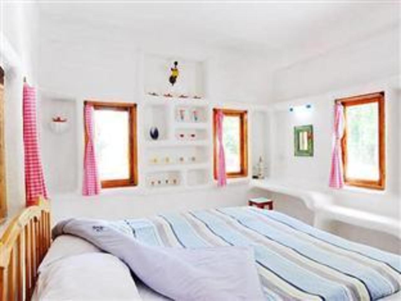 ห้องพักผนังโค้งสีขาว หน้าต่างกรอบไม้รับแสงธรรมชาติ Scenic Riverside Resort