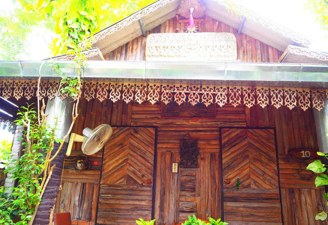 บังกะโลไม้สักหลังเล็กของ Three J Guesthouse แกะลายฉลุไม้ใต้ชายคา