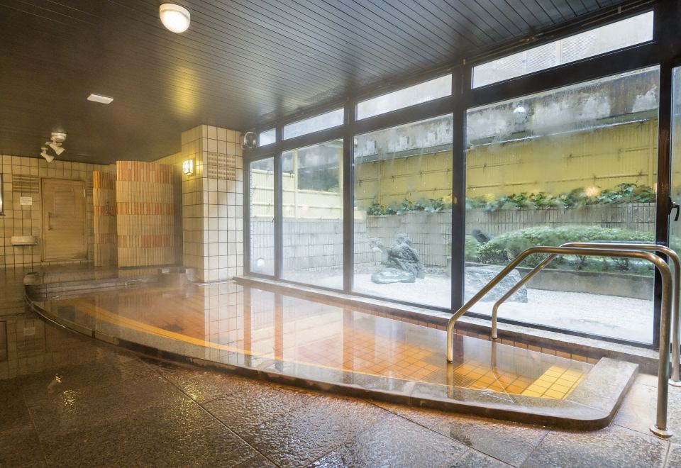 บ่อน้ำพุร้อนธรรมชาติ Shiratori Onsen ของ Hakuchoro Hotel คานาซาวะ วิวสวนญี่ปุ่น