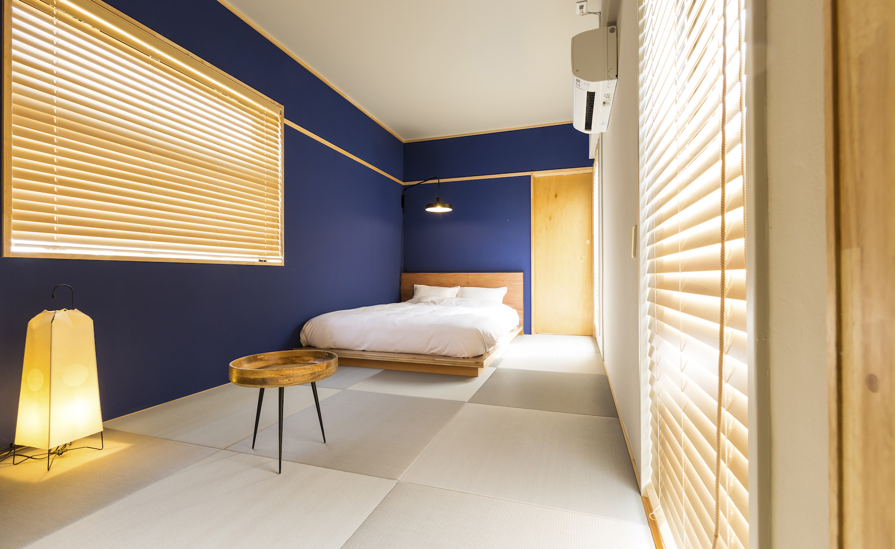 ห้องพัก Superior with Japanese-style พื้น tatami ผนังน้ำเงินเข้ม โคมไฟ Wajima แบบดั้งเดิม