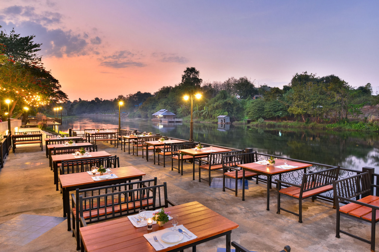 ร้านอาหารริมแม่น้ำแควช่วงพระอาทิตย์ตก
