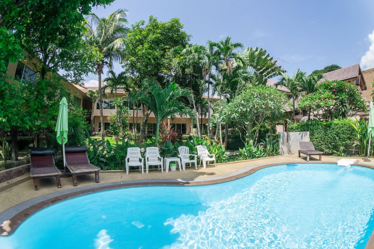 สระว่ายน้ำกลางแจ้งใต้ต้นปาล์มที่ Sabai@Kan Resort กาญจนบุรี